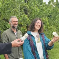 Les équipes de recherche Inrae et Lucien Stanzione, sénateur de Vaucluse, le 6 mai dernier, à l’occasion d’un lâcher du parasitoïde Ganaspis brasilien
