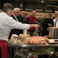 Guillaume Canet, Stéphane Layani et d'autres personnes lors des 20 ans du carreau des producteurs à Rungis.