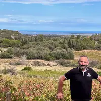Benoît Valéry, qui prévoit d’arracher 40 ha de vignes, mise sur la caroube et ambitionne de planter prochainement plus de 8 00