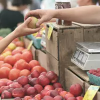 Achat d'une pomme au marché.