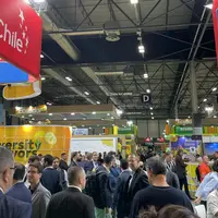 Une allée de Fruit Attraction 2024 avec beaucoup de monde.