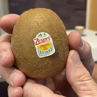 Sticker compostable à domicile sur un kiwi Zespri.