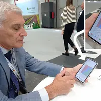 Luigi Garavaglia, directeur R&D à ILIP, montre le fonctionnement de l’application associée à la nouvelle technologie.