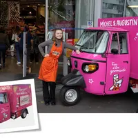 Le Tuktuk rose événementiel de Michel et Augustin devant un monoprix.