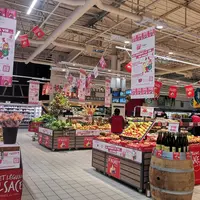 Octobre Rose en Alsace : un rayon fruits et légumes de la grande distribution aux couleurs de l'opération En Octobre, je croque la vie en rose.