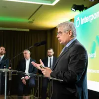 Témoignage de Philippe Binard devant les participants d’Interpoma, quant à la récolte européenne de pommes 2024. Au fond, trois autres témoins dont Da