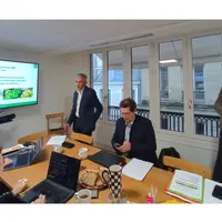 trois personnes interviennent lors d'une conférence, à côté d'une présentation pdf sur la banane
