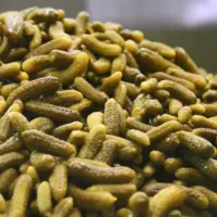 des cornichons en tas