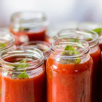 des bocaux de sauce tomate