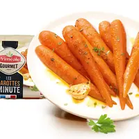 Sachet de carottes micro-ondables de priméale avec une assiette de ces carottes cuisinées.