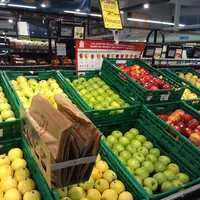 Un rayon de pommes dans un magasin Intermarché, où l'origine France avec label Vergers Ecoresponsables est mis en avant