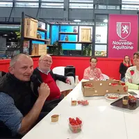 5 personnes en réunion sur un stand de la région nouvelle aquitaine au salon de l'agriculture