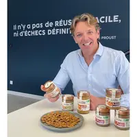 portrait de Franck Bonfils, fondateur et président de Un Air d'Ici, avec les nouvelles pâtes à tartiner Manger Juste