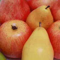 des pommes et des poires de différentes variétés