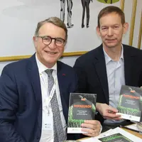 Jean-François Vallet président de la CAIFL, et Fabien Gaucher, responsable juridique d'Interfel présentent le guide Cofreurop sur le stand d’Interfel