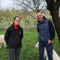 Cédric Ruzzin, nuciculteur et éleveur, est à l’origine de la transhumance et du pâturage sous les noyers de sa commune. Ici, a