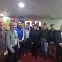 Réunion de producteurs, élus et chercheurs sur un stand en back stage au salon de l'agriculture