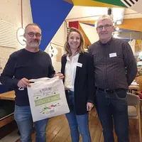 trois personnes posent pour la photo dont une avec un sac en tissu estampillé Asperges de France