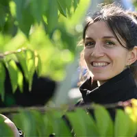 portrait de mathilde chambe dans un verger de cerisiers