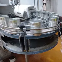 des boîtes de conserve sur une ligne dans une usine de légumes en conserve