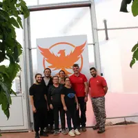 L'équipe de l'EARL Phénix, après avoir réussi le pari du montage de la serre, se lance dans sa première culture de t