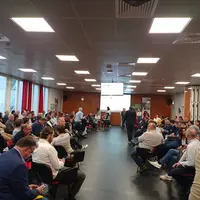 Dans une salle au Palais des Congrès de Perpignan, près de 180 personnes disposées en deux hémicycles débattent.