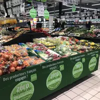 rayon fruits et légumes. Mise en avant du label Zéro résidu de pesticide avec un îlot central dédié