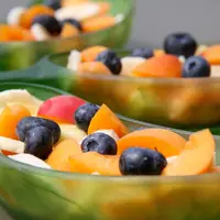 trois coupelles remplies de salade de fruits