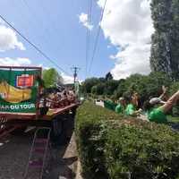 animations le long du tour de france par la banane de guadeloupe et de martinique. ambiance carnaval