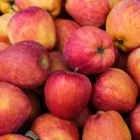 Des pommes rouges en vrac.