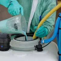 Versement de produit cuprique dans un pulvé.