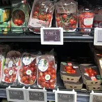 Un rayon de tomates cerises en GMS.