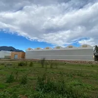 Vue d'ensemble de la serre Arche, en Haute-Corse, dédiée aux agrumes.