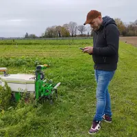 <em class="placeholder">Florian Lemercier, maraîcher dans la Sarthe et son robot OZ. </em>