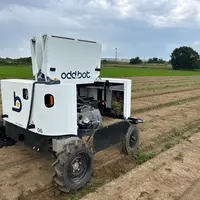 <em class="placeholder">Robot de désherbage mécanique Maverick d'Oddbot, en fonctionnement dans un champ en Bretagne (France). </em>