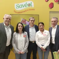 Des dirigeants et des maraîchères de la coopérative de Savéol, posant devant le stand Savéol au Salon de l'agriculture 20