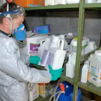 Traitement phytosanitaire .  Agriculteur portant un équipement de protection pour manipuler les pesticides. Combinaison, masqu