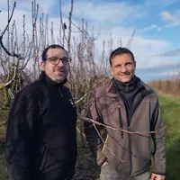 <em class="placeholder">Yvan et Jocelyn Carle, producteurs de fruits bio à Loriol-sur-Drôme (26)</em>