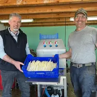 <em class="placeholder"> Stéphane Allix, responsable du magasin Le Village des producteurs à Aubenas et Patrice Raoux, producteur d'asperges en A