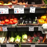 Un rayon fruits et légumes dans un magasin de proximité de centre-ville.