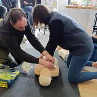 Lors d'une formation au secourisme organisée par l'association Cap Avenir, deux personnes pratiquent un massage card