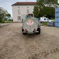 Des tests avec rubalises effectués sur un pulvérisateur pour optimiser les réglages.