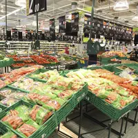 Rayon fruits et légumes d'un supermarché Carrefour. Vente de produits de l'agriculture en grande surface.  Achat de
