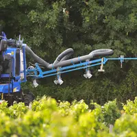 Viticulture. Traitement dans les vignes. Pulvérisateur Berthoud. rampe CG avec nouveaux modules sur VN 2080.  protection du vi