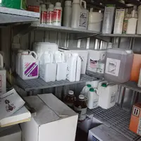 Stockage des produits phytosanitaires . local phyto . Cabanon métallique , réserve de pesticides . index phytosanitaire
