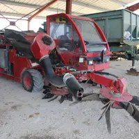 Une récolteuse automotrice de noisettes.