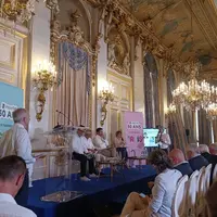 Photo d'une salle du Quai d'Orsay, à Paris, avec des membres d'Interfel organisant leur assemblée générale. </e