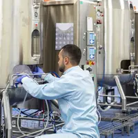 Dans un laboratoire, Amoéba travaille sur son produit de biocontrôle à base de lysat d'amibes.