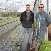 <em class="placeholder">Marco Altamirano (à droite) et Romain Sochard, maraîchers en Vendée.</em>
