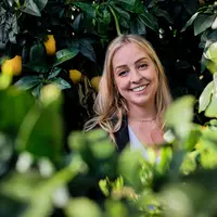 Marie-Laure Monteil, arboricultrice, dans son verger de pomelos en Corse.
